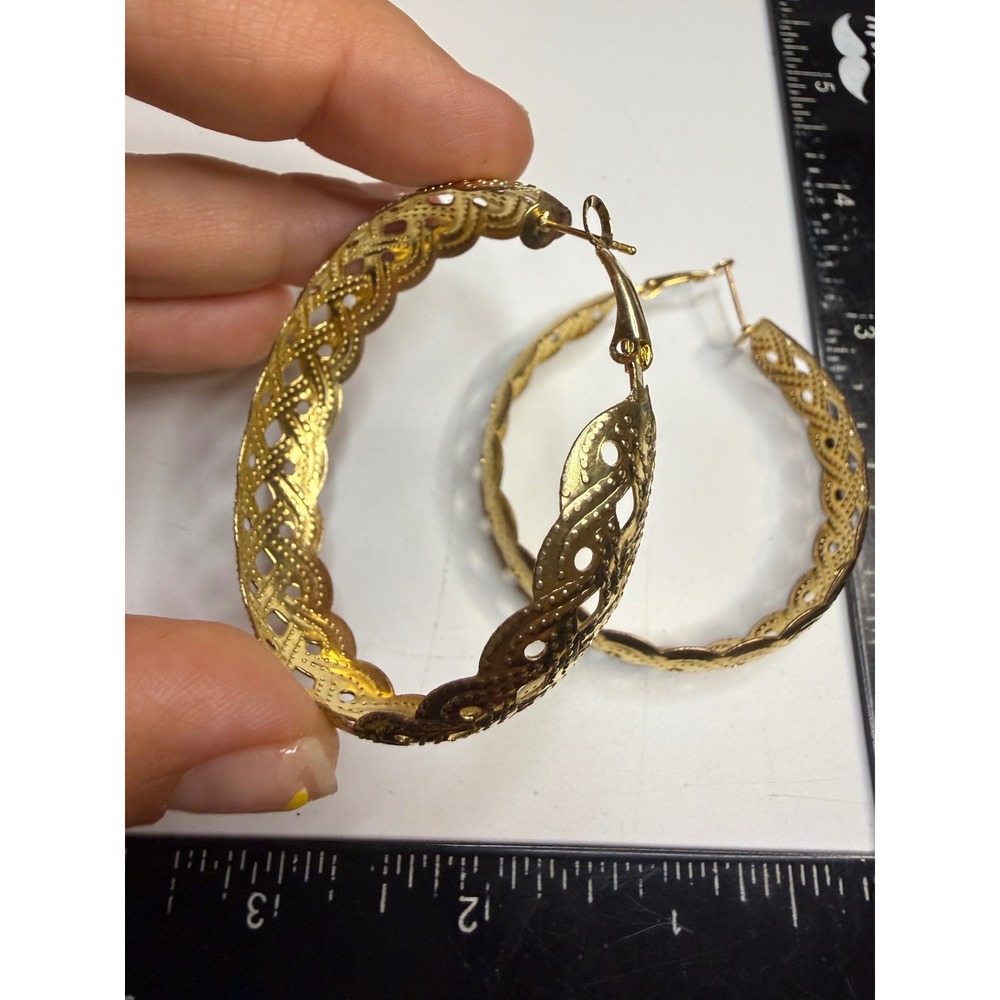 Gold Tone Large Openwork Lattice Hoop Earrings Scalloped Edge Textured 2.5 Inch